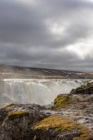 Wasserfall unter einem dunklen Himmel