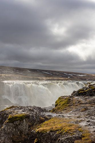 Waterval onder een donkere lucht