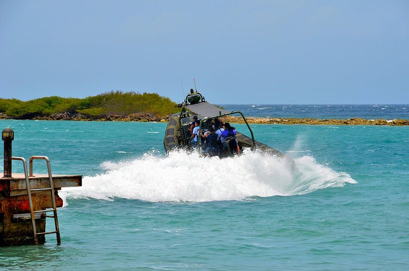 RHIB der Marine in Aruba von Karel Frielink