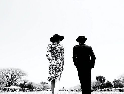 Together into the horizon – a quiet stroll through time