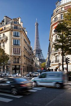 Straatbeeld van de eiffeltoren in Parijs. van Arie Storm