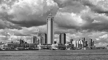 Skyline Rotterdam Westerkade vanaf Katendrecht (zwart wit) van Rick Van der Poorten