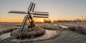 Oude polder molen tijdens zonsopkomst. van Dafne Vos