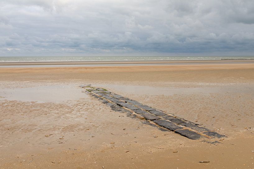Buried breakwater by Johan Vanbockryck