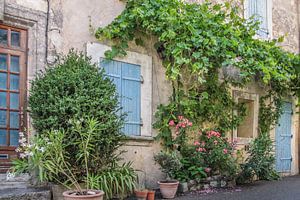 Idyllisch steegje in het dorp Villars in de Provence van Christian Müringer