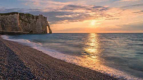 Coucher de soleil sur la plage d'Etretat, Normandie, France