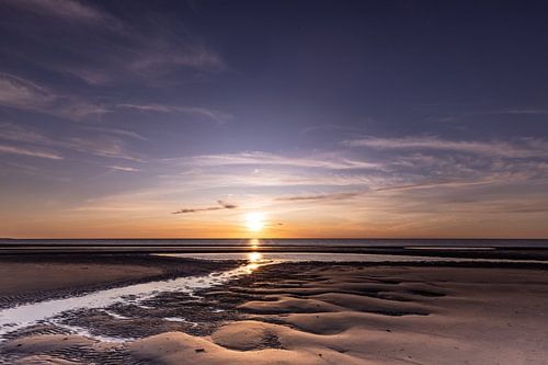 Zonsondergang aan het strand in Zeeland