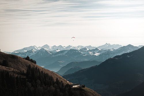 Berglandschaft mit Großglockner & Gleitschirm