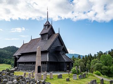 Het staafkerkje (stavkirke) in Eidsborg, Noorwegen. van Vincent Bottema