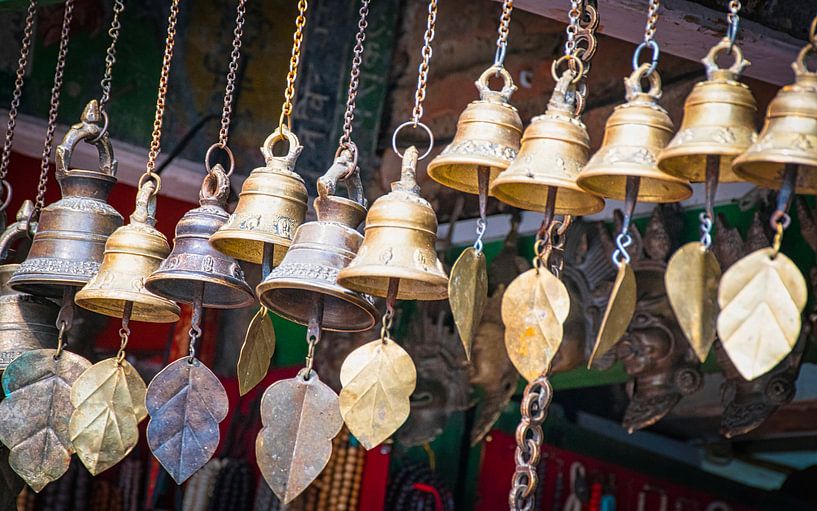 Koperen belletjes in een winkel, Nepal van Rietje Bulthuis