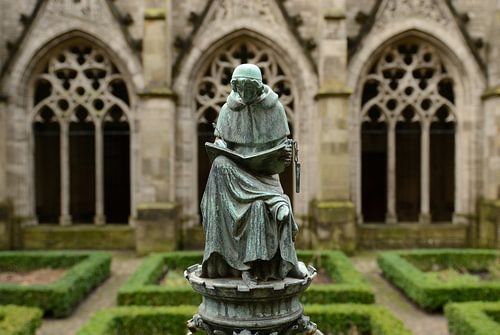 Statue en bronze d'un moine écrivain dans le jardin du cloître de l'église Dom à Utrecht.