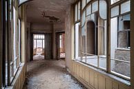 Beau couloir abandonné. par Roman Robroek - Photos de bâtiments abandonnés Aperçu