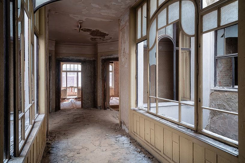 Beau couloir abandonné. par Roman Robroek - Photos de bâtiments abandonnés