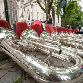 Instrumente einer Band auf der Straße von Fotografiecor .nl