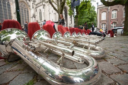 Instrumente einer Band auf der Straße