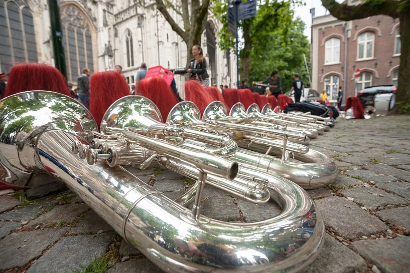 Instrumenten van een muziekkorps op straat van Fotografiecor .nl
