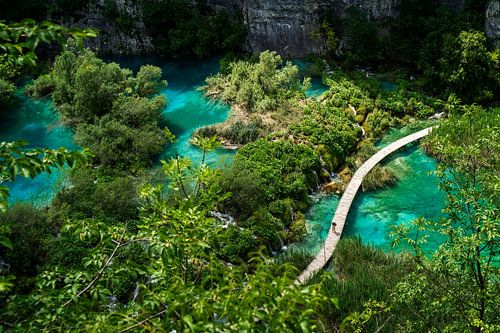 Frau genießt die Plitvicer Seen in Kroatien.