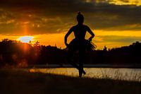 Prima Ballerina bij zonsondergang.