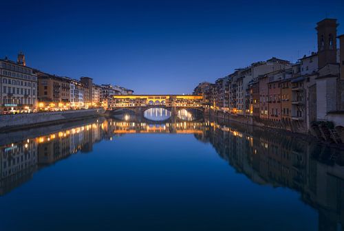 Ponte Vecchio brug en Arno rivier in Florence