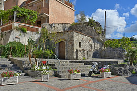 Bezaubernde Straßenszene in Scalea, Kalabrien von Tomherkules
