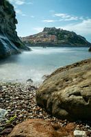 castelsardo sardinie vanaf het strand met rotspartijen