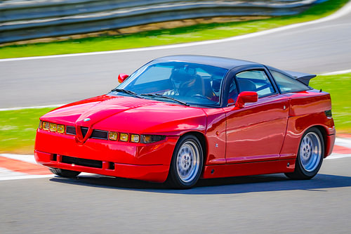 Une Alfa Romeo SZ gravissant le Raidillon à Spa-Francorchamps.