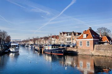 Maisons et navires historiques à Brielle sur Peter de Kievith Fotografie