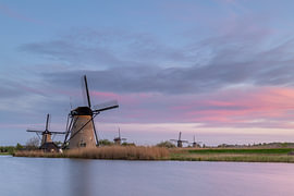 Les moulins de Kinderdijk au coucher du soleil, dans une ambiance haute en couleurs sur Mark den Boer