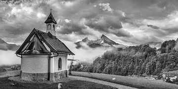 Vue sur les Alpes et le Watzmann à Berchtesgaden en noir sur Manfred Voss, Schwarz-weiss Fotografie