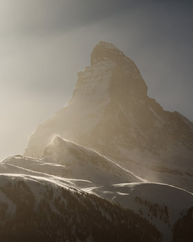 Le Cervin dans un vent fort et une lumière mystique