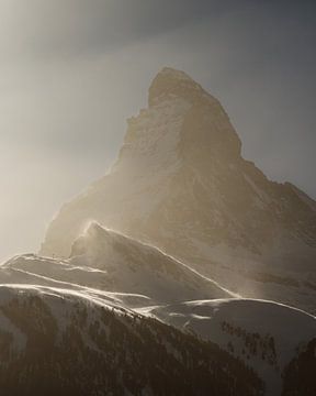 Le Cervin dans un vent fort et une lumière mystique sur Pascal Sigrist - Landscape Photography