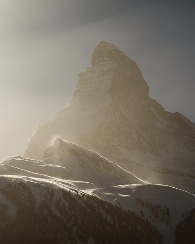 De Matterhorn in sterke wind en mystiek licht