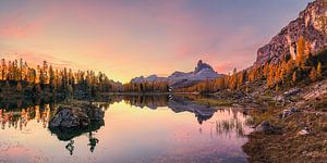 Panorama eines Sonnenaufgangs am Lago Federa, Dolomiten, Italien