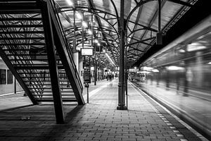 Central Station Groningen, Netherlands, Departing train (black&white)  von Klaske Kuperus