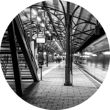 Station Groningen, Vertrekkende trein (zwart-wit) van Klaske Kuperus