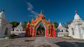 Aungmyethazan Township: Sandamuni pagoda by Maarten Verhees