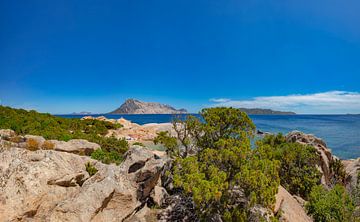 Een beschut strandje aan de rots kust van Punta Molara met uitzicht op Isola Tavolara en Isola Molara, San Teodoro, Sardinia, Italië van Rene van der Meer