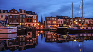 Hafen in Leiden und die Sint Josephkerk