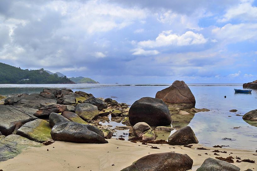 Ein Strand mit Felsen auf den Seychellen von MPfoto71