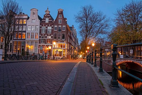 Stadsgezicht van Amssterdam aan de Keizersgracht in Amsterdam in Nederland bij avond