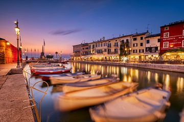 De stad Lazise aan het Gardameer in een sfeervolle zonsondergang van Voss Fine Art Fotografie