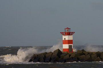 Leuchtturm in der Brandung