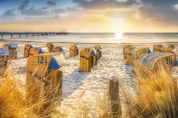 Strandstoelen op het strand van de Oostzee bij zonsopgang. van Voss Fine Art Fotografie
