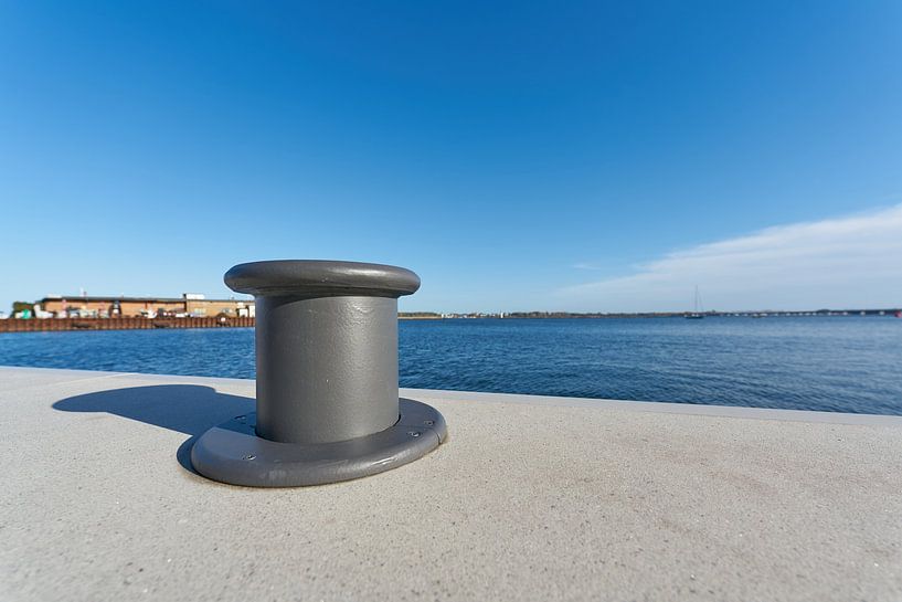 Poller zum Festmachen von Schiffen im Hafen von Heiko Kueverling