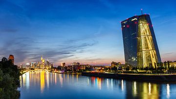 Frankfurt, Duitsland - 23 juli 2021: Skyline ECB Europese Centrale Bank rivier de Main wolkenkrabber van Markus Mainka