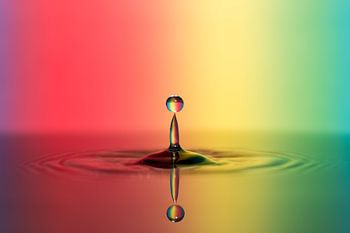 Perfekter Moment eines Tropfens, der sich gerade an seinem höchsten Punkt befindet