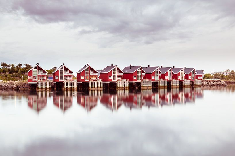 Vissershuisjes in Svolvaer Noorwegen van Hilda Weges