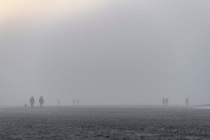 Silhouetten am Strand im Nebel - Den Haag von Tim als fotograaf