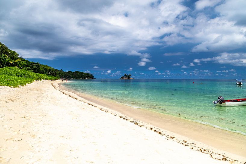 Plage de sable sur l'île de Mahé, aux Seychelles. par Reiner Conrad