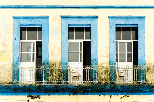 Gebouwgevel met balkon en deuren in Agra dos Reis in Brazilië
